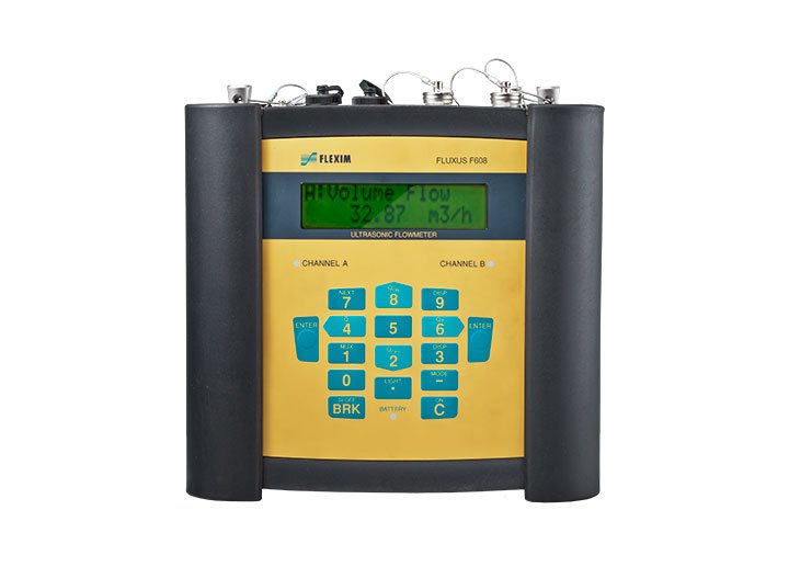 Fluxus 便携式超声波流量计，配有组件收纳箱，适用于管道测量。 